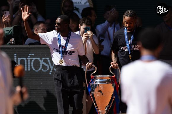 L'épouse du joueur, Rima Dembélé, a partagé sa fierté et l'euphorie de ce sacre sur les réseaux sociaux.

Ousmane Dembélé et Bradley Barcola - Le Paris Saint-Germain (PSG) présente ses trophées de Ligue des champions aux Internationaux de de Tennis de Roland Garros 2026, à Paris, France, le 1er juin 2026. © Jacovides-Moreau/Bestimage
