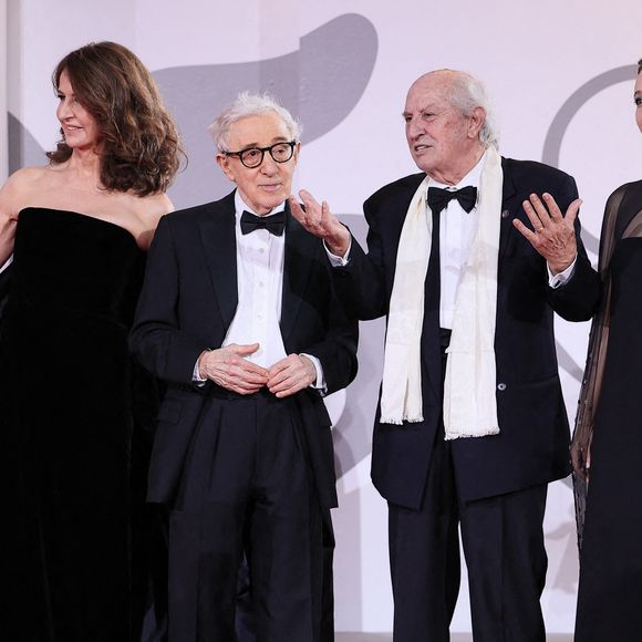 Valérie Lemercier, Woody Allen, Vittorio Storaro, Lou de Laage assistent à un tapis rouge pour le film "Coup De Chance" au 80ème Festival International du Film de Venise le 04 septembre 2023 à Venise, Italie. Photo par Marco Piovanotto/ABACAPRESS:COM