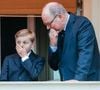 Interviewé par "Monaco Matin", Albert de Monaco a évoqué son fils Jacques, prince héréditaire du Rocher.
Le prince Albert II de Monaco, la princesse Charlène de Monaco et son fils lors de la célébration de la fête de la Saint-Jean sur la Place du Palais princier de Monaco
Photo : Claudia Albuquerque / Bestimage