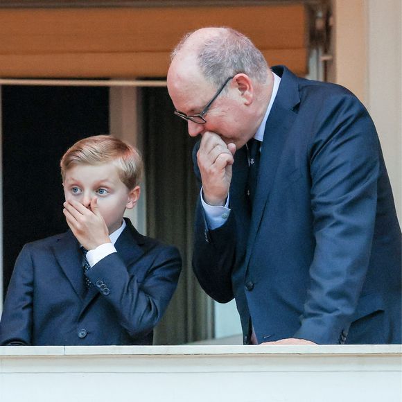 Interviewé par "Monaco Matin", Albert de Monaco a évoqué son fils Jacques, prince héréditaire du Rocher. 

Le prince Albert II de Monaco, la princesse Charlène de Monaco et son fils lors de la célébration de la fête de la Saint-Jean sur la Place du Palais princier de Monaco
Photo : Claudia Albuquerque / Bestimage