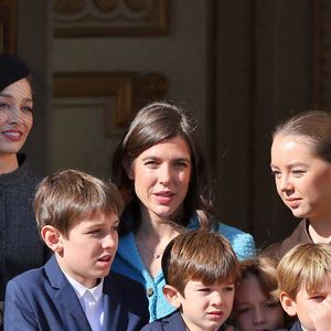 Stefano Ercole Carlo Casiraghi, Beatrice Borromeo, Raphael Elmaleh, Charlotte Casiraghi, Balthazar Casiraghi-Rassam, Francesco Carlo Albert Casiraghi, la princesse Alexandra de Hanovre, Maximilian Casiraghi et Sacha Casiraghi - La famille princière de Monaco au balcon du palais, à l'occasion de la Fête Nationale de Monaco, le 19 novembre 2024. © Jacovides-Bebert/Bestimage
