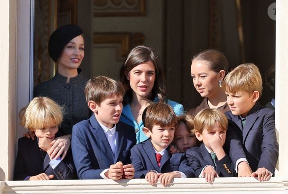 Stefano Ercole Carlo Casiraghi, Beatrice Borromeo, Raphael Elmaleh, Charlotte Casiraghi, Balthazar Casiraghi-Rassam, Francesco Carlo Albert Casiraghi, la princesse Alexandra de Hanovre, Maximilian Casiraghi et Sacha Casiraghi - La famille princière de Monaco au balcon du palais, à l'occasion de la Fête Nationale de Monaco, le 19 novembre 2024. © Jacovides-Bebert/Bestimage