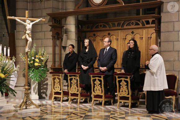 Le prince Albert II de Monaco, la princesse Stéphanie, la princesse Charlene et la princesse Caroline recueillis à la mémoire du prince Rainier III pour le dixième anniversaire de sa mort, lors d'une cérémonie en la cathédrale Notre-Dame-immaculée de Monaco le 7 avril 2015
Gaetan Luci et Frederic Nebinger/Facebook Palais Princier de Monaco