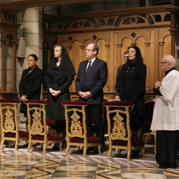 Le prince Albert II de Monaco, la princesse Stéphanie, la princesse Charlene et la princesse Caroline recueillis à la mémoire du prince Rainier III pour le dixième anniversaire de sa mort, lors d'une cérémonie en la cathédrale Notre-Dame-immaculée de Monaco le 7 avril 2015
Gaetan Luci et Frederic Nebinger/Facebook Palais Princier de Monaco