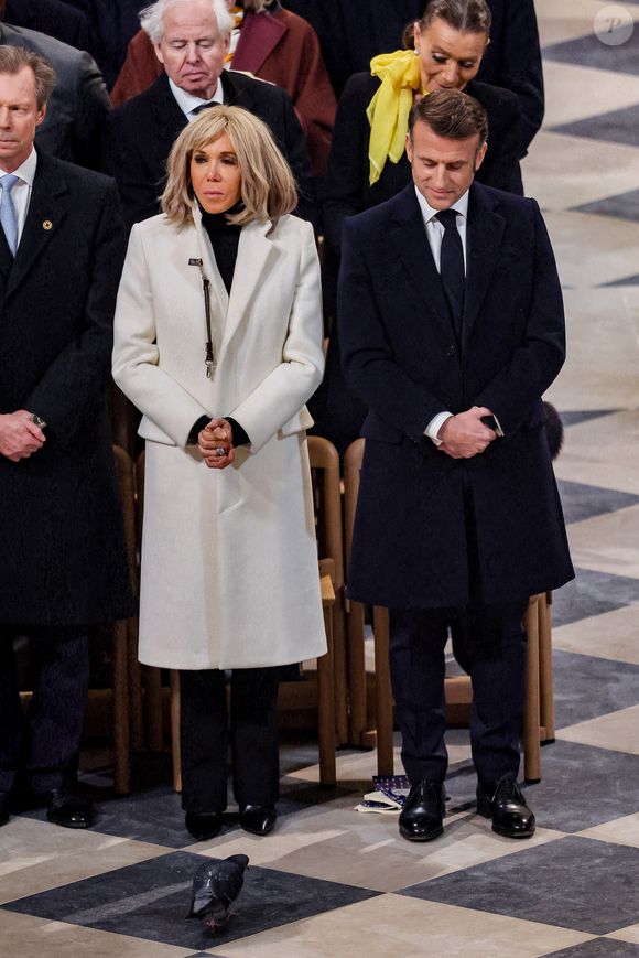 A cette occasion, la première dame s'est confiée à nos confrères de RTL au sujet de son époux. 

Emmanuel Macron et Brigitte Macron - Messe de consécration du mobilier liturgique de la cathédrale Notre-Dame de Paris, le 8 décembre 2024.  © Cyril Moreau / Bestimage