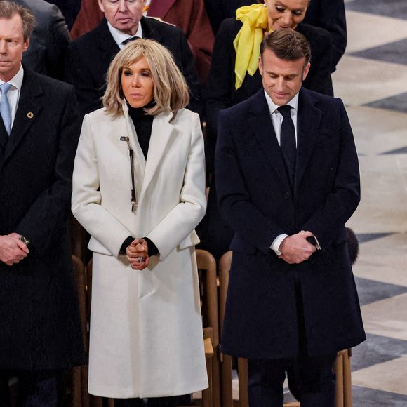 A cette occasion, la première dame s'est confiée à nos confrères de RTL au sujet de son époux. 

Emmanuel Macron et Brigitte Macron - Messe de consécration du mobilier liturgique de la cathédrale Notre-Dame de Paris, le 8 décembre 2024.  © Cyril Moreau / Bestimage