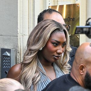 Dans celle-ci la chanteuse et le journaliste s'amuse à imaginer leur mariage fictif aux Maldives

Aya Nakamura - Arrivées et Sorties du défilé Balenciaga Collection Haute Couture Automne/Hiver 2025-2026 lors de la Fashion Week de Paris (PFW), à Paris, France, le 9 juillet 2025. © Yehiel Chekroune/bestimage