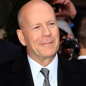 Déjà papa de Rumer Glenn (née en 1988), Scout LaRue (née en 1991) et Tallulah Belle (née en 1994), nées de son amour avec Demi Moore, Bruce Willis doit désormais faire face à une aphasie suivie d’une dégénérescence fronto-temporale, qui l’a contraint à mettre un terme à sa carrière en 2022.

Bruce Willis quitte son hotel a Paris. PIX4U / BESTIMAGE