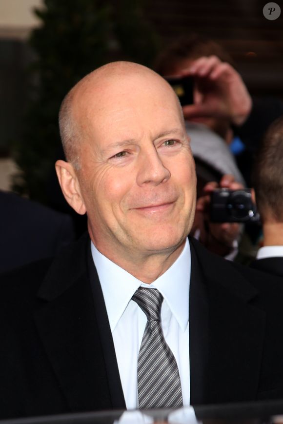 Déjà papa de Rumer Glenn (née en 1988), Scout LaRue (née en 1991) et Tallulah Belle (née en 1994), nées de son amour avec Demi Moore, Bruce Willis doit désormais faire face à une aphasie suivie d’une dégénérescence fronto-temporale, qui l’a contraint à mettre un terme à sa carrière en 2022.

Bruce Willis quitte son hotel a Paris. PIX4U / BESTIMAGE