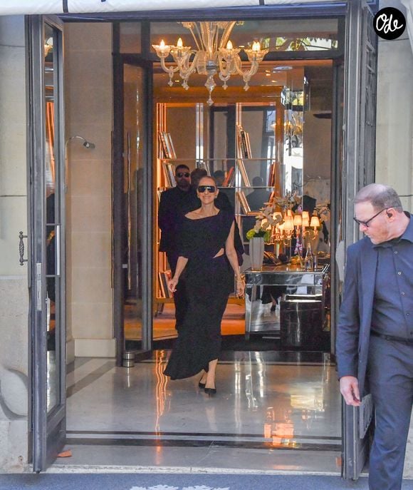 Céline Dion vient saluer et remercier ses nombreux fans qui l'attendent devant l'hôtel Royal Monceau à Paris avant de se rendre à la Plénitude Arena pour son 5ème concert parisien. © Alexandre Fay / Pixplanete / Bestimage