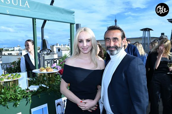Olivier Benkemoun et son épouse Anne Denis - Réouverture du rooftop « L'heure dorée » de l'hôtel Peninsula à Paris le 10 juin 2026. © Rachid Bellak/Bestimage