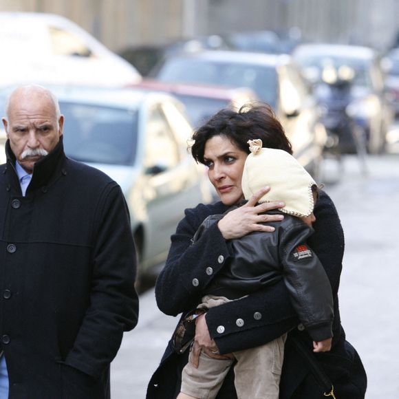 La famille de Rachida Dati, y compris ses sœurs et son père Mbark Dati, arrivant à la maternité 'La Muette' à Paris, France, le 3 janvier 2009, où la ministre française de la Justice Rachida Dati a donné naissance à une petite fille, le 2 janvier. Sa fille, Zohra, est née 15 jours avant terme par césarienne dans une maternité de Paris. Photo ABACAPRESS.COM