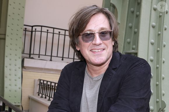 Il rappelle aussi que personne n’est vraiment préparé à ce type de perte. 

Thomas Dutronc lors de la remise du 4ème prix Gotlib en marge du festival du livre au Grand Palais à Paris le 18 avril 2026.

© Cédric Perrin / Bestimage