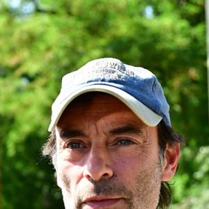 Anthony refuse également que son avocat tienne des propos incendiaires et souligne que l’affaire, désormais très médiatisée, dépasse le cadre familial pour se jouer aussi sur les réseaux sociaux.

Exclusif - Un an pour jour après le décès d'Alain Delon, son fils Anthony (avec Loubo, le berger belge de son père) lui a rendu hommage au domaine familial de Douchy dans le Loiret, France, le 18 août 2025. 

© Christian Liewig/Bestimage