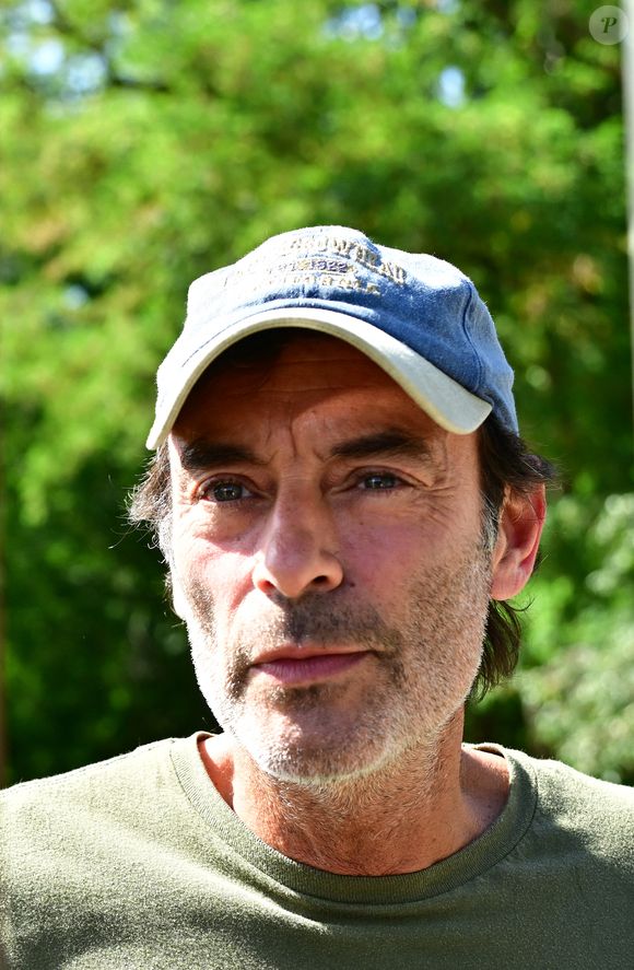 Anthony refuse également que son avocat tienne des propos incendiaires et souligne que l’affaire, désormais très médiatisée, dépasse le cadre familial pour se jouer aussi sur les réseaux sociaux.

Exclusif - Un an pour jour après le décès d'Alain Delon, son fils Anthony (avec Loubo, le berger belge de son père) lui a rendu hommage au domaine familial de Douchy dans le Loiret, France, le 18 août 2025. 

© Christian Liewig/Bestimage