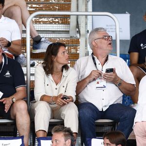 "Le week-end, Laure préférait rester à Melun pour faire la fête avec ses copines plutôt que de rentrer ici où il n'y avait finalement pas grand-chose à faire. Elle menait une vie trépidante, c'était forcément moins fun à la maison..."

Laure Manaudou et son père Jean-Luc Manaudou assistent dans les tribunes aux championnats de France Élites en grand bassin de natation à Rennes, France, le 15 juin 2023. © Mickael Chavet/Zuma Press/Bestimage