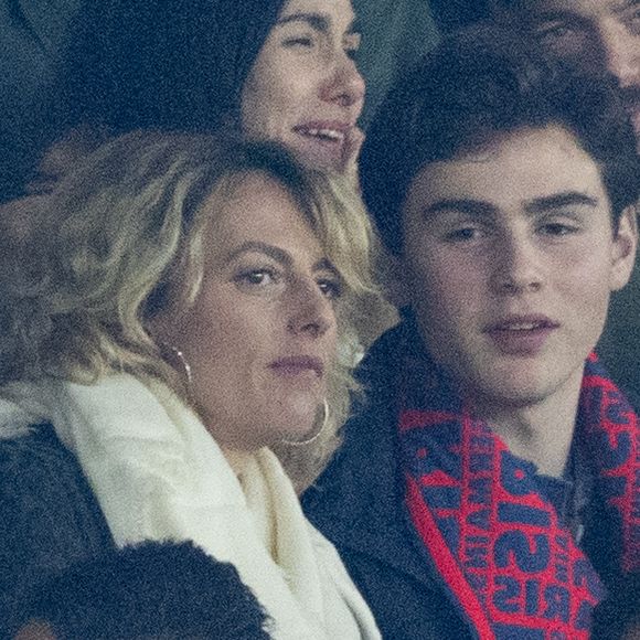 "Cette petite main qui est venue dans la mienne le 28 juin 2009 à 22h27 dépasse désormais la mienne d'une phalange", poursuit-elle

Sara Mortensen et son fils Aksel en tribunes lors du match de football Ligue 1 McDonald's opposant le Paris Saint-Germain (PSG) au Lille OSC (3-0) au Parc des Princes à Paris, France, le 16 janvier 2026. © Cyril Moreau/Bestimage