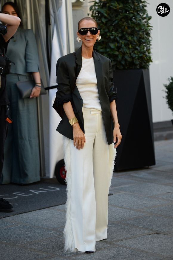 Celine Dion salue ses fans à la sortie de l'hôtel Royal Monceau avant de se diriger vers la salle Plenitude Arena où elle débutera sa série de concert parisien le 12 septembre 2026. © Agence/Bestimage