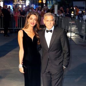 Amal et George Clooney sont les heureux parents des jumeaux Ella et Alexander. 

Les célébrités arrivent à la Bibliothèque publique de New York à New York pour les Albies, organisés par la Clooney Foundation for Justice.