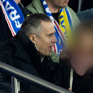 Guillaume Canet et ses enfants Marcel et Louise dans les tribunes du match de qualification de la Coupe du monde 2026 entre la France contre l'Ukraine (4-0) au Parc des Princes à Paris le 13 novembre 2025. © Cyril moreau/Bestimage