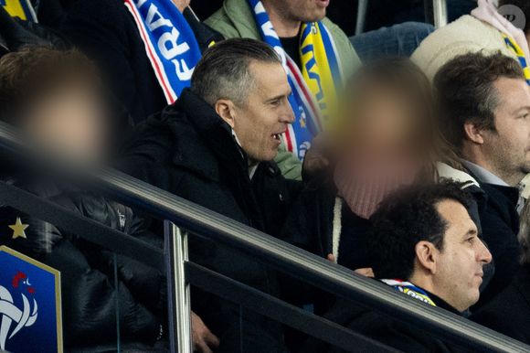 Guillaume Canet et ses enfants Marcel et Louise dans les tribunes du match de qualification de la Coupe du monde 2026 entre la France contre l'Ukraine (4-0) au Parc des Princes à Paris le 13 novembre 2025. © Cyril moreau/Bestimage