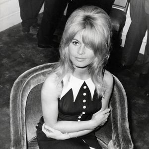24 octobre 1963 - Londres, Angleterre, Royaume-Uni - L'archétype du sex kitten, BRIGITTE BARDOT a été la première star de langue étrangère à atteindre un niveau de succès international comparable à celui des talents américains les plus populaires. L'allure sulfureuse de Bardot a sans doute été le facteur le plus déterminant dans le succès du cinéma mondial. PHOTO : Brigitte Bardot lors d'une conférence de presse.  (Crédit photo : ? Keystone Press Agency/ZUMA Press Wire)