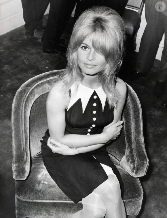 24 octobre 1963 - Londres, Angleterre, Royaume-Uni - L'archétype du sex kitten, BRIGITTE BARDOT a été la première star de langue étrangère à atteindre un niveau de succès international comparable à celui des talents américains les plus populaires. L'allure sulfureuse de Bardot a sans doute été le facteur le plus déterminant dans le succès du cinéma mondial. PHOTO : Brigitte Bardot lors d'une conférence de presse.  (Crédit photo : ? Keystone Press Agency/ZUMA Press Wire)