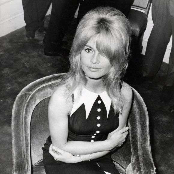 24 octobre 1963 - Londres, Angleterre, Royaume-Uni - L'archétype du sex kitten, BRIGITTE BARDOT a été la première star de langue étrangère à atteindre un niveau de succès international comparable à celui des talents américains les plus populaires. L'allure sulfureuse de Bardot a sans doute été le facteur le plus déterminant dans le succès du cinéma mondial. PHOTO : Brigitte Bardot lors d'une conférence de presse.  (Crédit photo : ? Keystone Press Agency/ZUMA Press Wire)