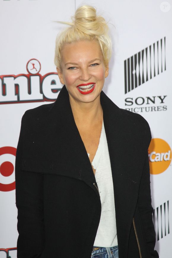 C'est la fin d'un mariage pour la chanteuse Sia et son ex-compagnon Daniel Bernad.

Sia à la première de "Annie" à New York, le 7 décembre 2014.

Photo : Bestimage