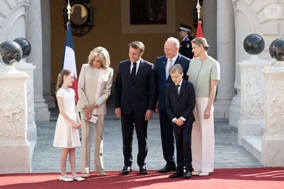 Le président français Emmanuel Macron et son épouse Brigitte Macron aux côtés du prince Albert II de Monaco, de la princesse Charlène et de leurs enfants Gabriella et Jacques, lors d'une cérémonie d'accueil à leur arrivée pour une visite d'État de deux jours au Palais Princier de Monaco, le 07 juin 2025. Photo par David NIVIERE/ABACAPRESS.COM