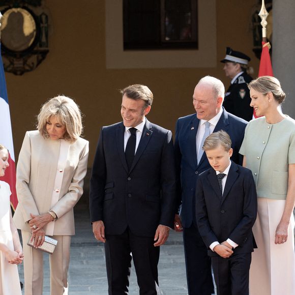 Le président français Emmanuel Macron et son épouse Brigitte Macron aux côtés du prince Albert II de Monaco, de la princesse Charlène et de leurs enfants Gabriella et Jacques, lors d'une cérémonie d'accueil à leur arrivée pour une visite d'État de deux jours au Palais Princier de Monaco, le 07 juin 2025. Photo par David NIVIERE/ABACAPRESS.COM