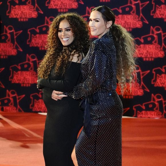 Les deux musiciennes ont d'ailleurs accouché à seulement 5 jours d'écart dans la même maternité en 2022

Amel Bent (enceinte), Vitaa lors de la 23ème édition des NRJ Music Awards 2021 au Palais des Festivals de Cannes, le 20 novembre 2021.
Crédit : Norbert Scanella / Panoramic / Bestimage