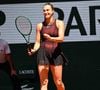Aryna Sabalenka a marqué les esprits à Roland-Garros en se qualifiant pour le deuxième tour après sa victoire contre Jessica Bouzas Maneiro.

Aryna Sabalenka - Match lors des Internationaux de France de Tennis de Roland Garros 2026.
© Baptiste Autissier / PsnewZ / Bestimage