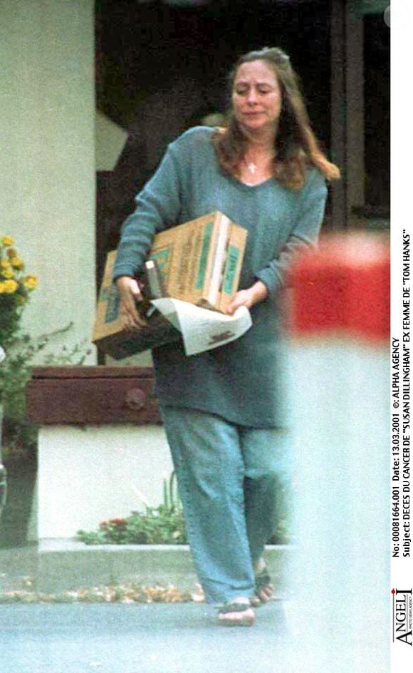 Alors qu’Elizabeth Ann Hanks avait 14 ans, sa mère a fini par s’en prendre physiquement à elle, la tirant violemment par les cheveux avant de l’enfermer dans le placard devant son propre frère, Colin, qui avait alors prévenu leur père.

Décès du cancer de Susan Dillingham, l'ex-femme de Tom Hanks - 13/03/2001
© ALPHA AGENCY / BESTIMAGE