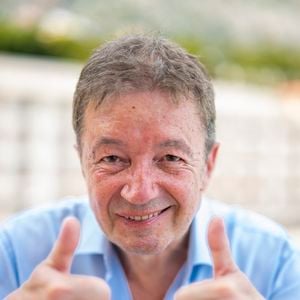 Depuis 2009, l'acteur de 65 ans jouent des moments d'intimité avec sa partenaire et a récemment évoqué ces scènes au micro de "TV Magazine".

Frédéric Bouraly - Les célébrations lors de la Rencontre Fan lors du 64ème Festival de Télévision de Monte Carlo au Grimaldi Forum de Monaco le 15 juin 2025.
Pierre Perusseau / Osuna / Bestimage