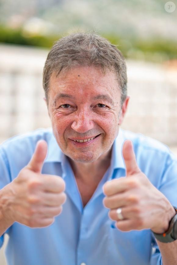 Depuis 2009, l'acteur de 65 ans jouent des moments d'intimité avec sa partenaire et a récemment évoqué ces scènes au micro de "TV Magazine".

Frédéric Bouraly - Les célébrations lors de la Rencontre Fan lors du 64ème Festival de Télévision de Monte Carlo au Grimaldi Forum de Monaco le 15 juin 2025.
Pierre Perusseau / Osuna / Bestimage