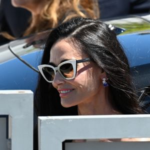 Si vous cherchez un compromis avec une qualité de verres un peu supérieure sans casser la tirelire, tournez-vous vers des marques australiennes très en vogue comme Quay Australia ou Le Specs, qui sont les reines incontestées des montures extravagantes à des prix oscillant entre 40 et 60 euros.

Demi Moore arrive au photocall du jury lors du 79ème Festival International du Film de Cannes au Palais des Festivals à Cannes, France, le 12 mai 2026. © Lionel Urman/Bestimage