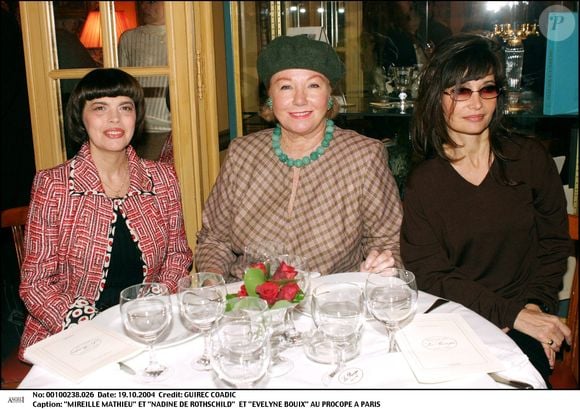 Mireille Mathieu, Nadine de Rothschild et Evelyne Bouix au Procope à Paris. Le 19 octobre 2004. © COADIC GUIREC / BESTIMAGE