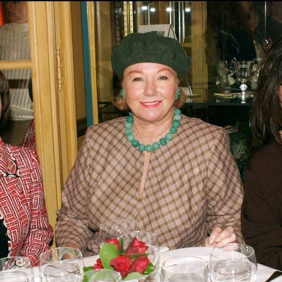 Mireille Mathieu, Nadine de Rothschild et Evelyne Bouix au Procope à Paris. Le 19 octobre 2004. © COADIC GUIREC / BESTIMAGE