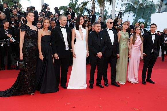 Venue assister à la projection du long-métrage "Fjord", la maman de Ben, Alice et Jo a une nouvelle fois fait confiance à son créateur fétiche, Anthony Vaccarello.

Lisa Loven Kongsli, Lisa Carlehed, Sebastian Stan, Renate Reinsve, Cristian Mungiu, Markus Tønseth, Henrikke Lund Olsen, Vanessa Ceban et Jonathan Ciprian Breazu - Montée des marches du film " Fjord " lors du 79ème Festival International du Film de Cannes, le 18 mai 2026. 

© Jacovides-Moreau / Bestimage