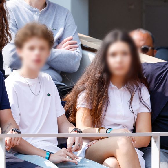 Guillaume Canet, son fils Marcel, Gilles Lellouche et sa fille en tribunes lors de la finale messieurs des Internationaux de France de Tennis de Roland Garros 2025 (jour 15), à Paris, France, le 8 juin 2025. © Cyril Moreau/Bestimage