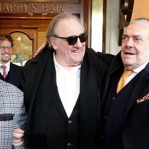 Gérard Depardieu et le paparazzi Rino Barillari se réconcilient au Harry's Bar à Rome le 19 janvier 2026.
C'est au même endroit, le 21 mai 2024 que les deux hommes se sont accrochés.
Gérard Depardieu aurait frappé le photographe à trois reprises au visage car ce dernier avait bousculé la compagne de Gérard Depardieu pour faire une série de photos.
Après cet incident, les plaintes ont fusé de toute part....mais les images montrent que les deux hommes ont trouvé un terrain d'entente.  
Zuma Press / Bestimage