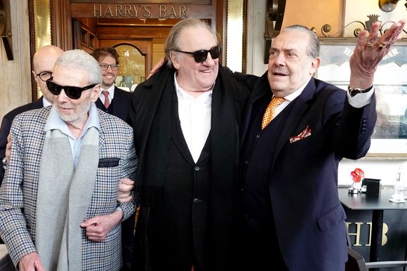 Gérard Depardieu et le paparazzi Rino Barillari se réconcilient au Harry's Bar à Rome le 19 janvier 2026.
C'est au même endroit, le 21 mai 2024 que les deux hommes se sont accrochés.
Gérard Depardieu aurait frappé le photographe à trois reprises au visage car ce dernier avait bousculé la compagne de Gérard Depardieu pour faire une série de photos.
Après cet incident, les plaintes ont fusé de toute part....mais les images montrent que les deux hommes ont trouvé un terrain d'entente.  
Zuma Press / Bestimage