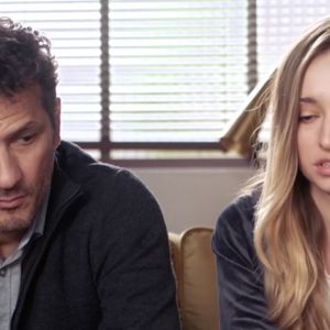Elle a quitté la série de TF1 en juillet 2022

Kamel Belghazi et Emma Smet dans la série "Demain nous appartient", diffusée sur TF1. Photo : TF1.