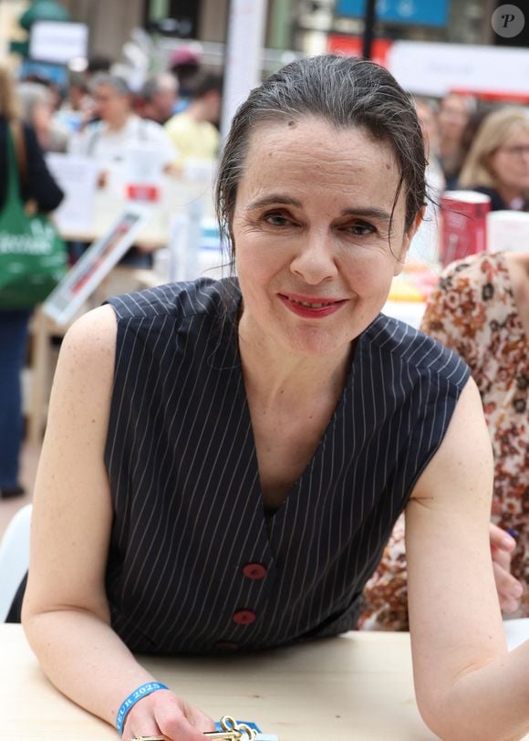 Amelie Nothomb - Festival du Livre de Paris 2025 au Grand Palais à Paris le 12 Avril 2025.
© Denis Guignebourg / Bestimage