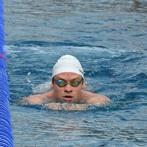 Le nageur français a réduit son programme après une blessure à l’adducteur.

Léon Marchand lors du stage de préparation de l’équipe de France de natation au CREPS de Vichy, le 1er août 2026, en amont des Championnats d’Europe de natation à Paris.
Mourad Allili /PsnewZ/Bestimage