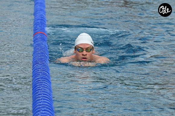 Le nageur français a réduit son programme après une blessure à l’adducteur.

Léon Marchand lors du stage de préparation de l’équipe de France de natation au CREPS de Vichy, le 1er août 2026, en amont des Championnats d’Europe de natation à Paris.
Mourad Allili /PsnewZ/Bestimage