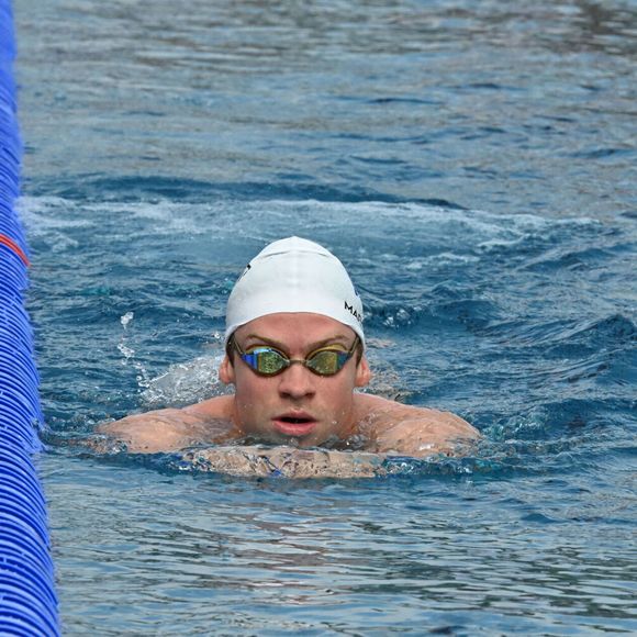 Le nageur français a réduit son programme après une blessure à l’adducteur.

Léon Marchand lors du stage de préparation de l’équipe de France de natation au CREPS de Vichy, le 1er août 2026, en amont des Championnats d’Europe de natation à Paris.
Mourad Allili /PsnewZ/Bestimage
