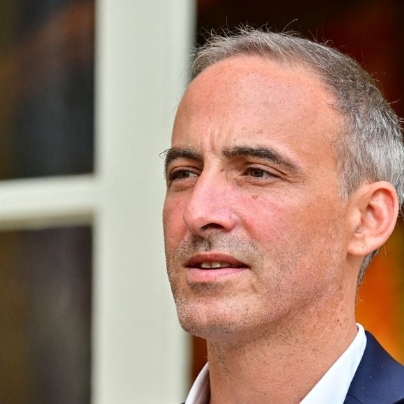 Raphaël Glucksmann, co-président du parti de centre-gauche Place Publique (PP), après une réunion avec le Premier ministre dans le cadre de consultations politiques à l'Hôtel de Matignon à Paris, France, le 2 septembre 2025, une semaine avant le vote de confiance de l'Assemblée nationale française. © Christian Liewig/Bestimage