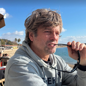 Le compagnon d'Estelle Denis, Marc Thiercelin, en pleine réflexion au bord de la mer.